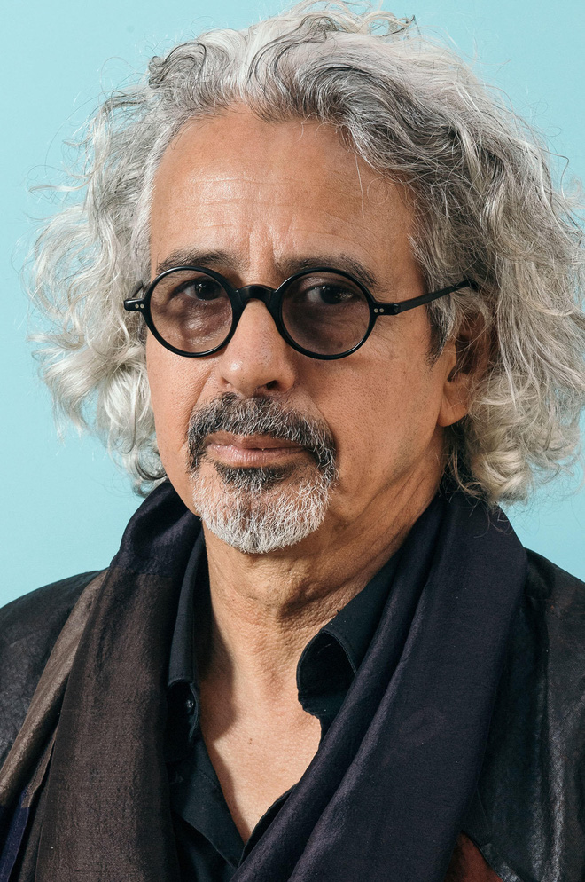 Nacer Khemir, sinh năm 1948 tại Korba, Tunisia, là một nhà văn, nghệ sĩ, người kể chuyện và nhà làm phim người Tunisia Nacer Khemir, sinh năm 1948 tại Korba, Tunisia, là một nhà văn, nghệ sĩ, người kể chuyện và nhà làm phim người Tunisia