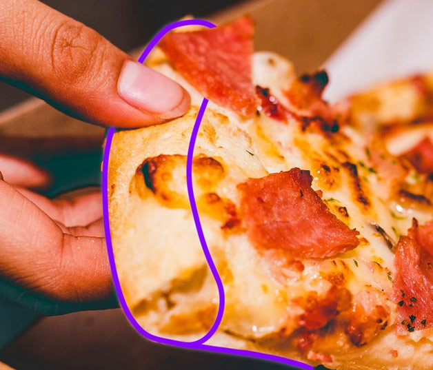 Phần bột mà chúng ta vẫn cầm khi ăn miếng bánh pizza có tên gọi là Cornicione Phần bột mà chúng ta vẫn cầm khi ăn miếng bánh pizza có tên gọi là Cornicione