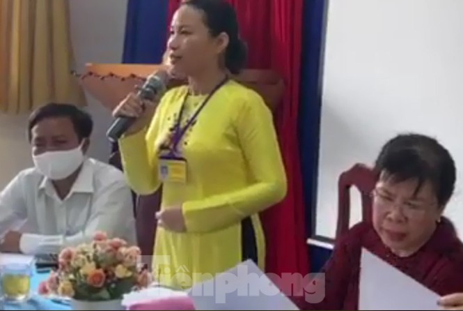Bà Nguyễn Thị Thu Hương, Hiệu trưởng Trường tiểu học Trần Thị Bưởi đối chất với phụ huynh. Bà Nguyễn Thị Thu Hương, Hiệu trưởng Trường tiểu học Trần Thị Bưởi đối chất với phụ huynh.
