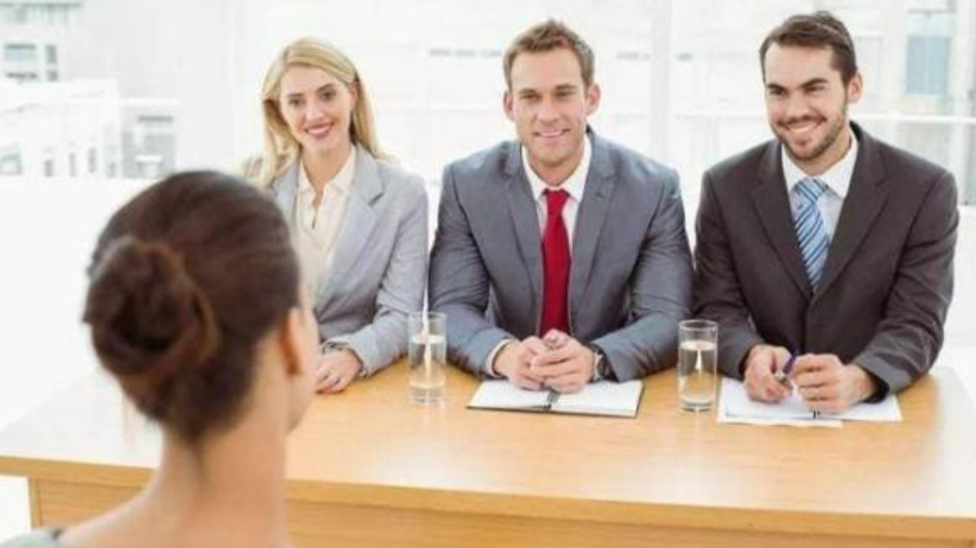 Nhà phỏng vấn: 'Quần tôi không kéo khóa, anh nhắc tôi thế nào?', dạy bạn xử lý với EQ cao