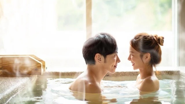 Các vợ chồng hoặc các cặp đôi có nên tắm cùng nhau không?