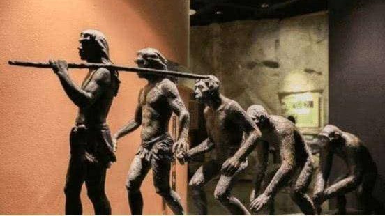 Làm thế nào mà 'con người' đầu tiên xuất hiện khi không có con người trên trái đất?