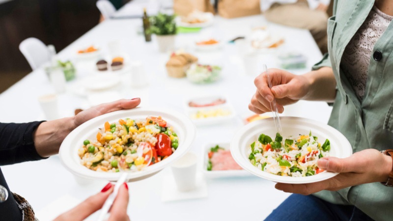 8 việc người thành công thường làm trong giờ nghỉ trưa, chỉ có người nghèo mới ngồi tại bàn làm việc