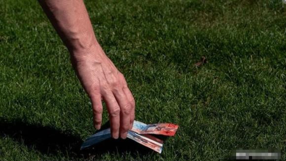 Tổ tiên nói: “Ra ngoài không nhặt sáu thứ kẻo hao tài tốn của”