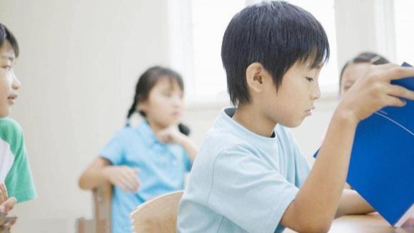 Trẻ có EQ thấp thường có biểu hiện như sau, thậm chí một biểu hiện còn ám chỉ EQ đáng lo ngại