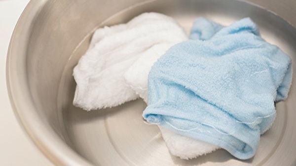 Khăn dùng lâu bị nhớt và có mùi, đem ngâm với thứ này là sạch như mới