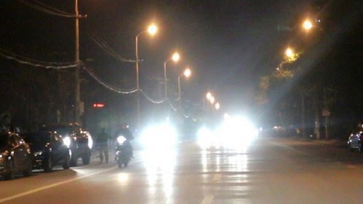 Cách xử lý khi đèn xe khác làm chói mắt, gây 'mù tạm thời'