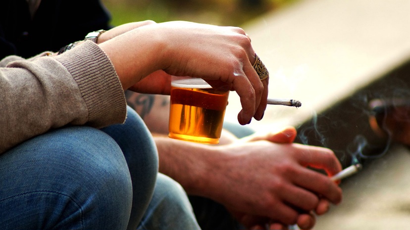 Uống rượu và hút thuốc