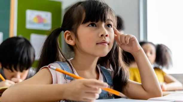 Một hành động trên lớp của con khiến cha mẹ xuýt xoa khen thông minh, chuyên gia giáo dục cảnh báo phải cẩn thận