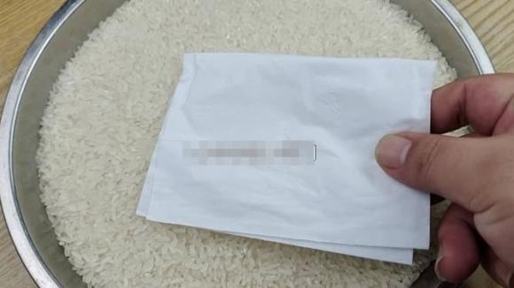 Chỉ bạn cách phân biệt gạo mới tươi ngon và gạo cũ bị tẩm hóa chất - 1