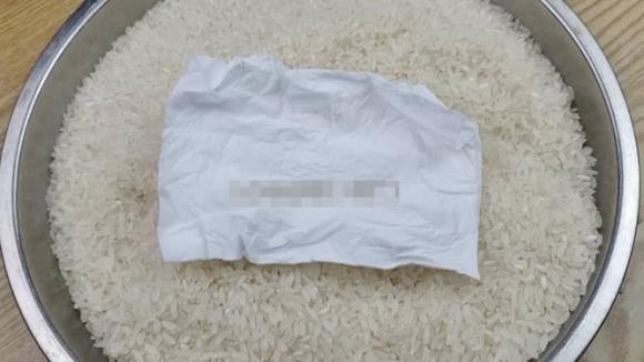 Chỉ bạn cách phân biệt gạo mới tươi ngon và gạo cũ bị tẩm hóa chất - 3