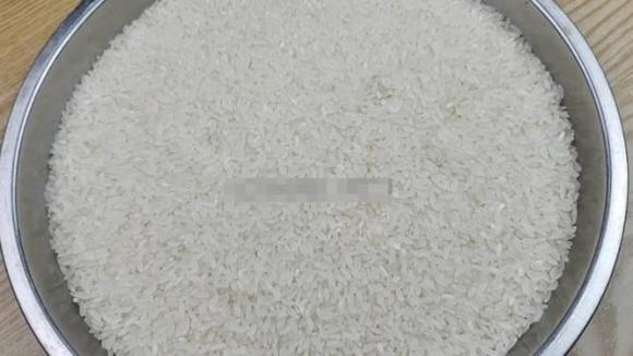 Chỉ bạn cách phân biệt gạo mới tươi ngon và gạo cũ bị tẩm hóa chất - 4