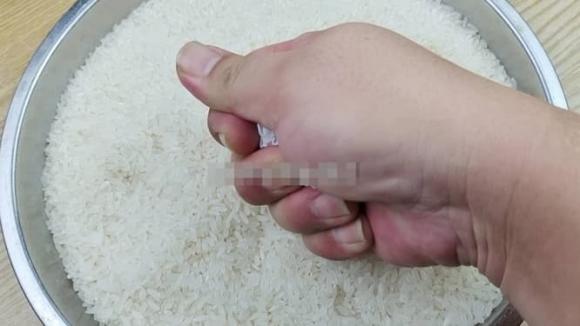Chỉ bạn cách phân biệt gạo mới tươi ngon và gạo cũ bị tẩm hóa chất - 5