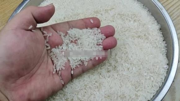 Chỉ bạn cách phân biệt gạo mới tươi ngon và gạo cũ bị tẩm hóa chất - 7