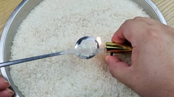 Chỉ bạn cách phân biệt gạo mới tươi ngon và gạo cũ bị tẩm hóa chất - 9