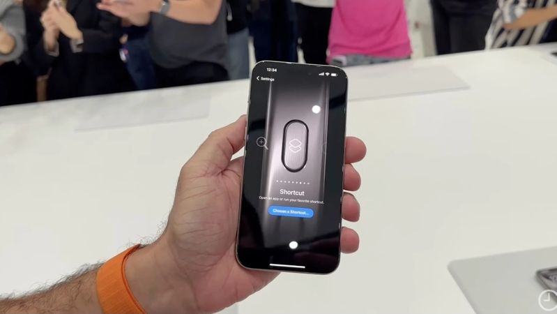 Giao diện tùy chỉnh nút Action với ứng dụng Shortcuts