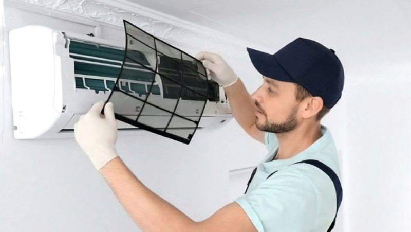 Trong một số trường hợp, như vệ sinh tổng thể điều hòa hoặc kiểm tra gas, bạn nên gọi kỹ thuật viên đến kiểm tra và làm sạch chuyên sâu