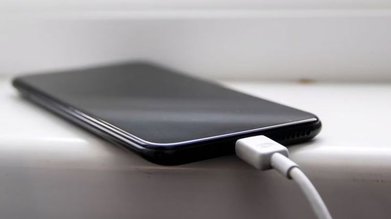 Mẹo sạc điện thoại nhanh hơn mà không bị hại máy