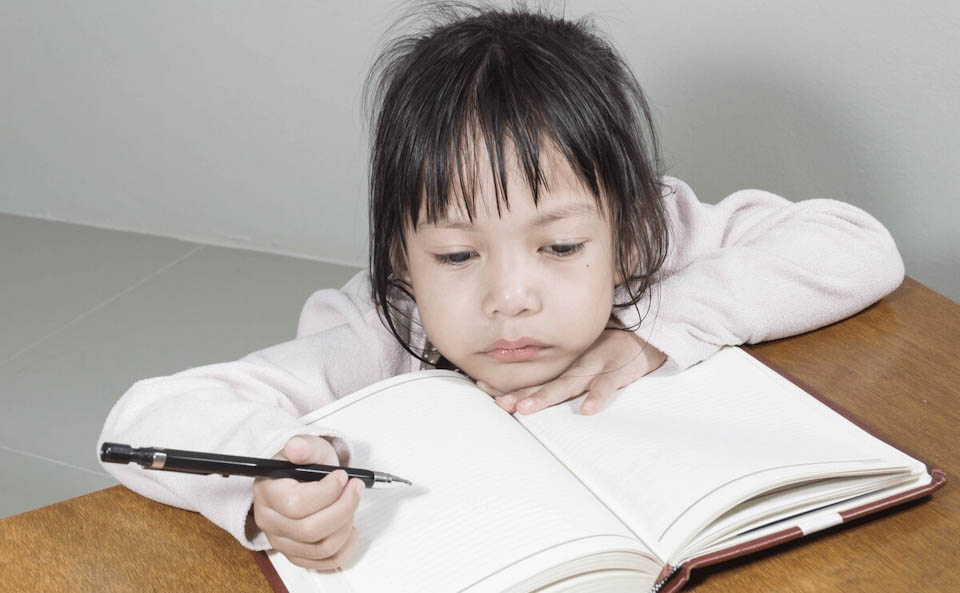 Cha mẹ không nên can thiệp nhiều vào những điều nhỏ nhặt trong cuộc sống của con. (Ảnh minh họa)