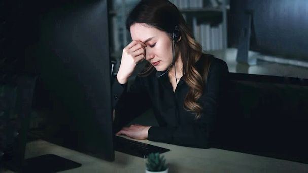 Phải làm gì khi đang đi du lịch thì sếp gọi điện, giao việc ngoài giờ