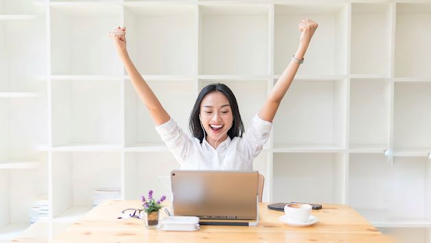 Phải làm gì khi đang đi du lịch thì sếp gọi điện, giao việc ngoài giờ - Ảnh minh họa 2