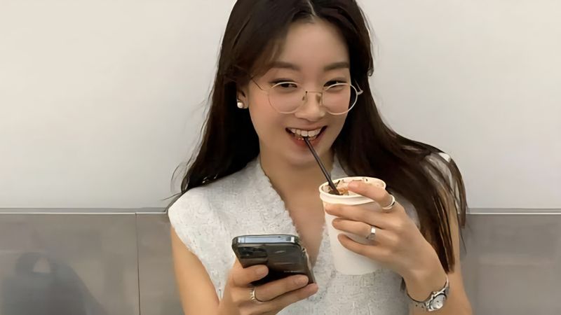 Thường cầm điện thoại theo 3 cách này chính là biểu hiện của EQ thấp