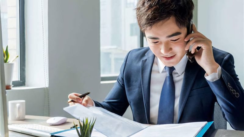 Nhắn tin công việc nhưng sếp xem mà không trả lời, người EQ thấp vội vàng nhắc nhở, người EQ cao ứng xử kiểu này liền được khen khéo léo