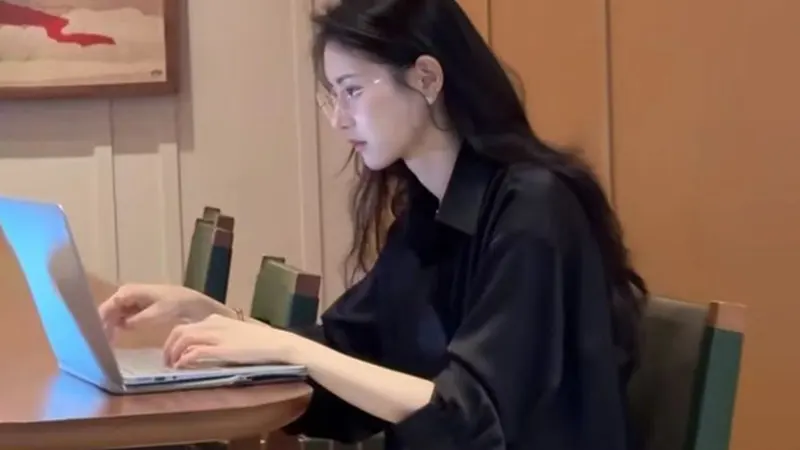 5 dáng ngồi phản ánh một người có EQ thấp bạn cần lưu ý