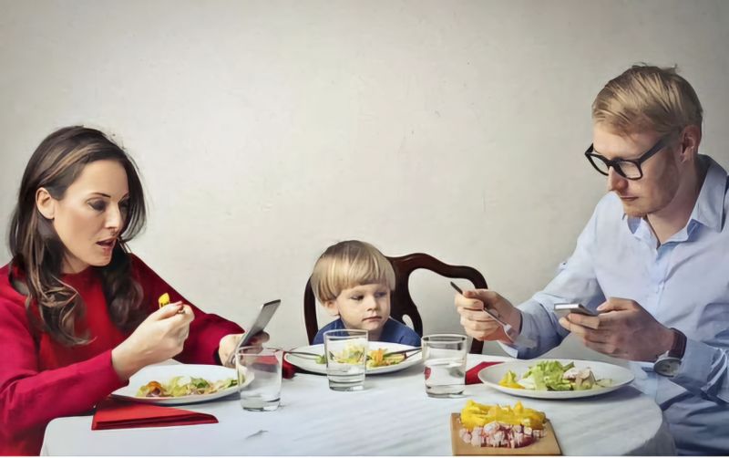 Những đứa trẻ được "nuôi dưỡng" bởi công nghệ, khi trưởng thành sẽ lạnh lùng và tàn nhẫn. Ảnh minh họa