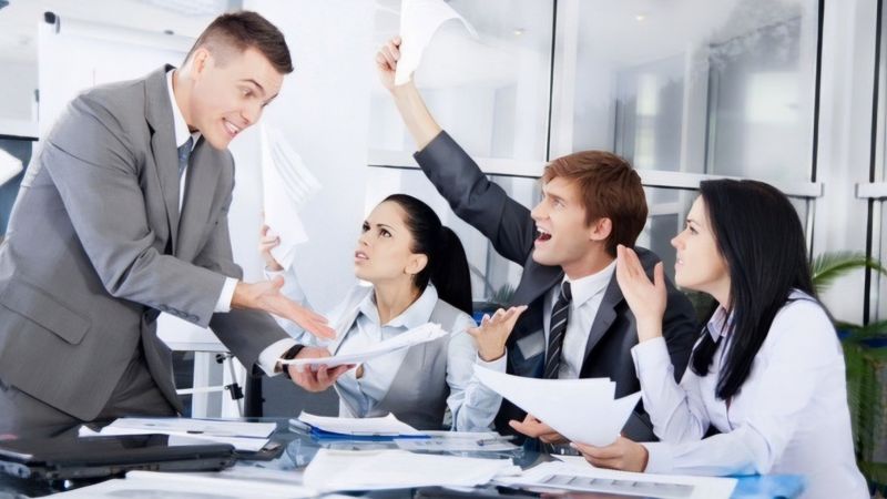 Những người có EQ thấp lại nói những điều thể hiện sự kiểm soát hoặc giám sát và bộc lộ sự thiếu tin tưởng của họ.