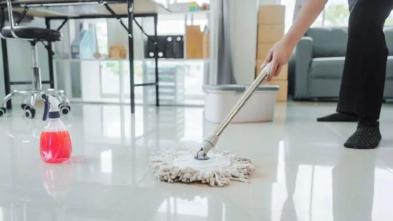 Vì sao lau nhà xong có mùi tanh và cách xử lý vấn đề này