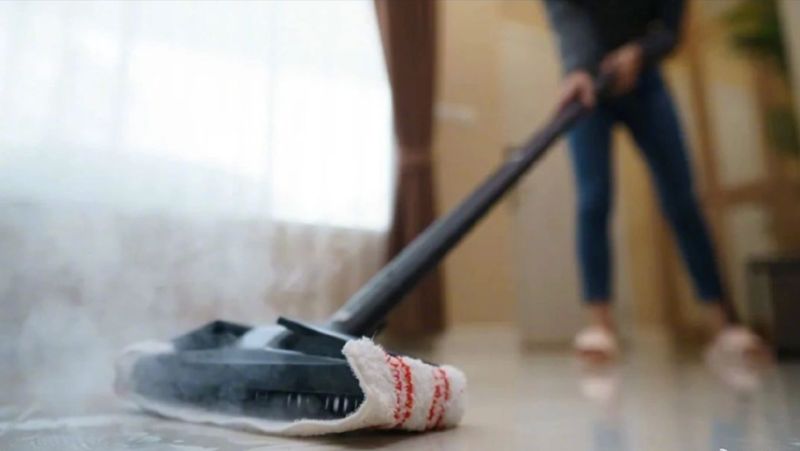 Dùng cây lau nhà hơi nước sẽ hạn chế mùi tanh sau khi lau