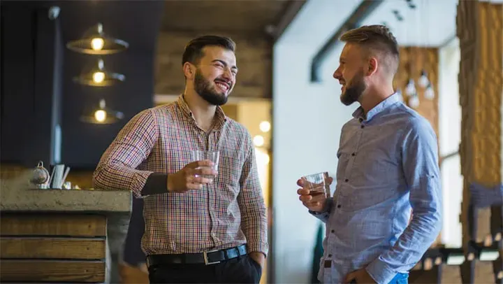 Lùi bước để giữ thể diện cho người khác