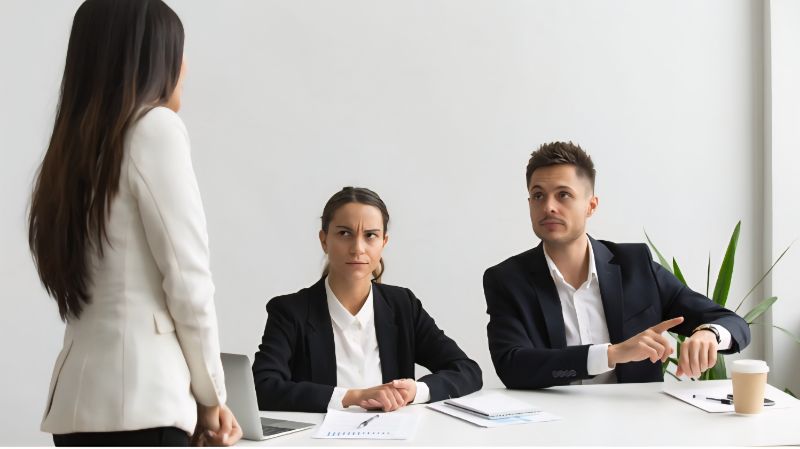 Khi đến muộn, người thường nói “xin lỗi, tôi bị kẹt xe”, người EQ cao sẽ nói thế nào?