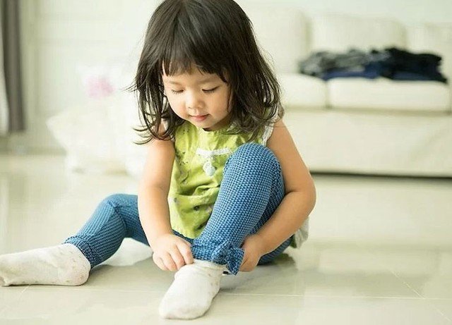 Phụ huynh để con tự lập từ bé