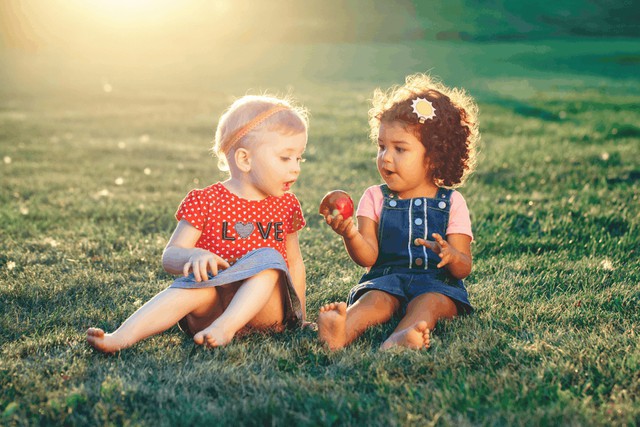 Phụ huynh dạy con các kỹ năng xã hội