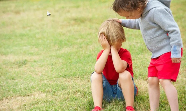 Phụ huynh dạy con biết giúp đỡ người khác