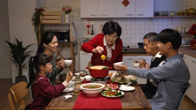 Sự khác biệt của người EQ cao và EQ thấp trên bàn ăn