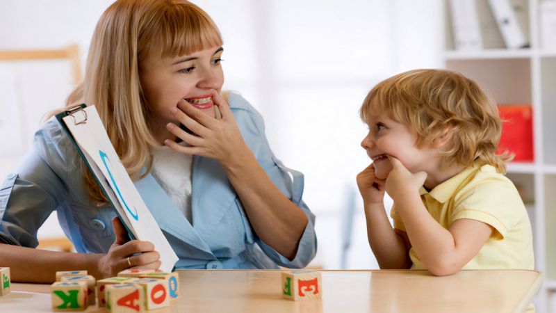 Nếu lo lắng về sự phát triển ngôn ngữ hoặc trí tuệ của con mình, điều tốt nhất bạn nên làm là tìm kiếm sự trợ giúp từ chuyên gia