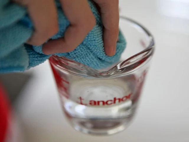 Dung dịch lau màn hình: Bạn nên lau màn hình tivi bằng chất tẩy rửa màn hình chuyên dụng.