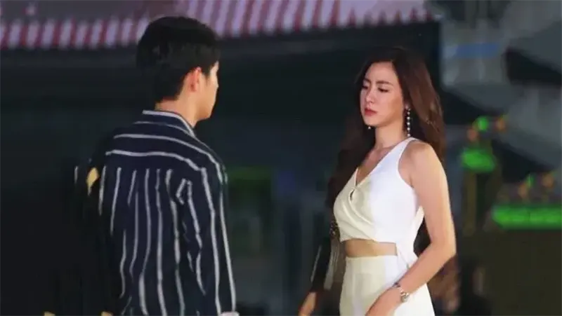 Có không ít người vợ thường thốt ra những câu như: &quot;Chồng người ta giỏi lắm, anh nhìn lại anh xem&quot; hay &quot;Chỉ vì anh... mà tôi mới phải...&quot; là những câu nói sẽ khiến cho những người chồng tổn thương.