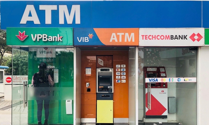 Hàng loạt ngân hàng miễn phí chuyển tiền vì Covid-19