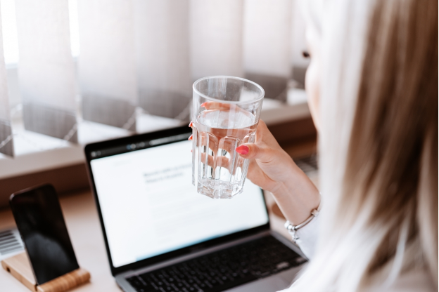 Uống đủ nước và tiết chế lượng caffeine nạp vào