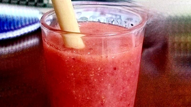 Uống 1 ly nước ép cà chua (250 ml) sau khi uống rượu bia để giải độc cơ thể