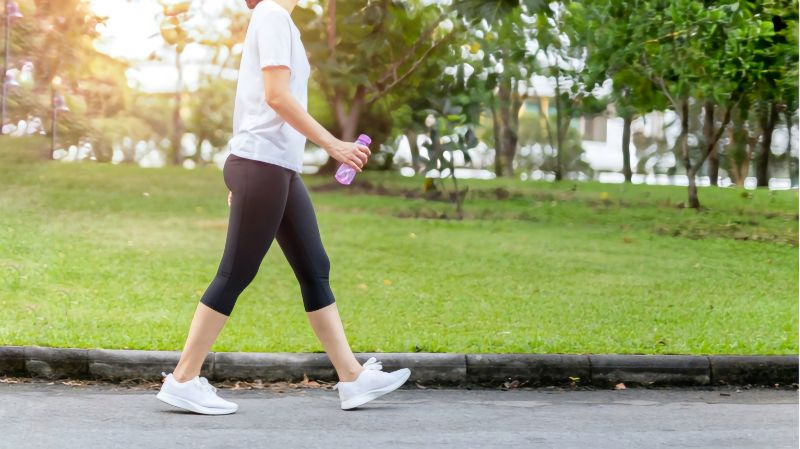 Lợi ích bất ngờ từ việc đi bộ nhẹ nhàng sau bữa ăn