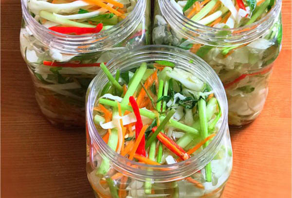 Không nên ăn quá nhiều rau củ muối, nhất là các loại muối xổi, chưa chín kỹ (Ảnh minh họa)