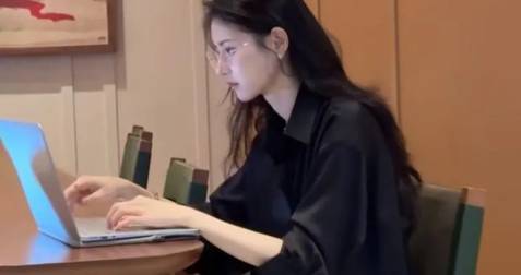 5 dáng ngồi phản ánh một người có EQ thấp bạn cần lưu ý