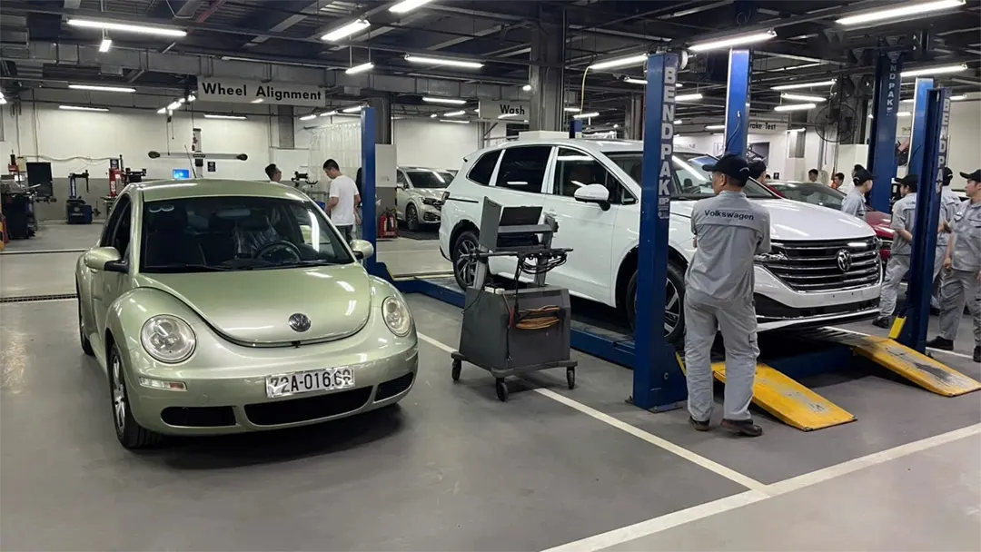 Ô tô hết hạn bảo hành, nên bảo dưỡng ở đại lý chính hãng hay garage ngoài?