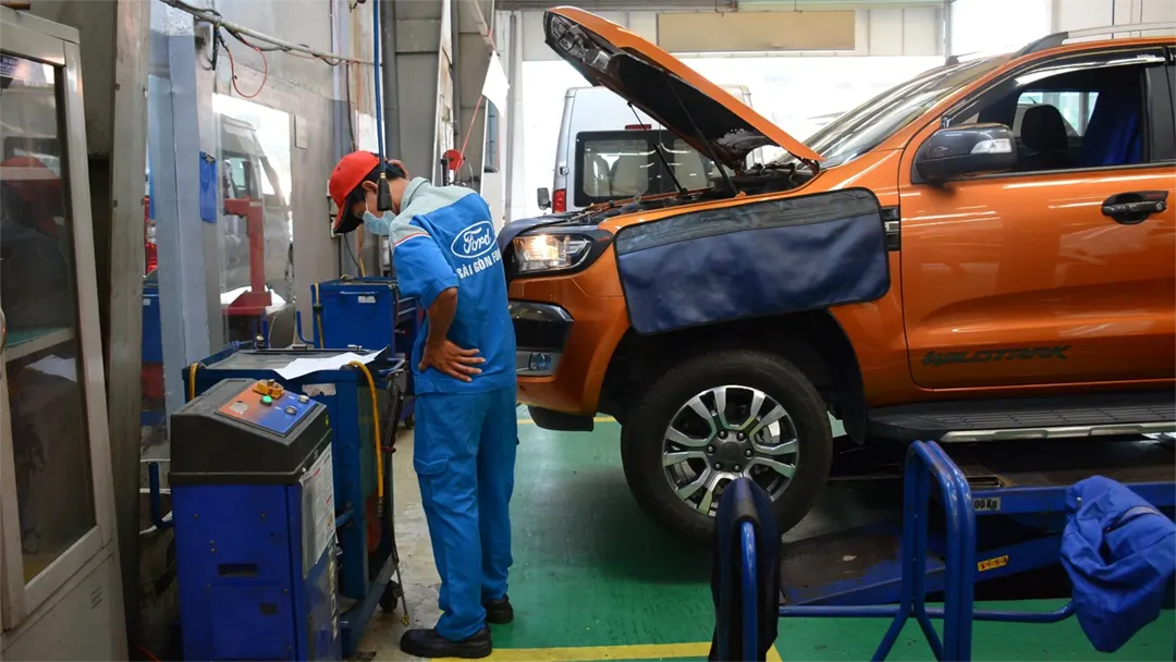 Ô tô hết hạn bảo hành, nên bảo dưỡng ở đại lý chính hãng hay garage ngoài? - Ảnh 2