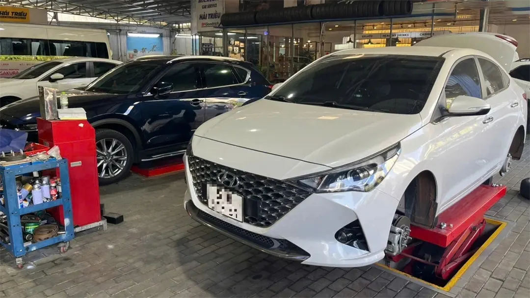 Ô tô hết hạn bảo hành, nên bảo dưỡng ở đại lý chính hãng hay garage ngoài? - Ảnh 5